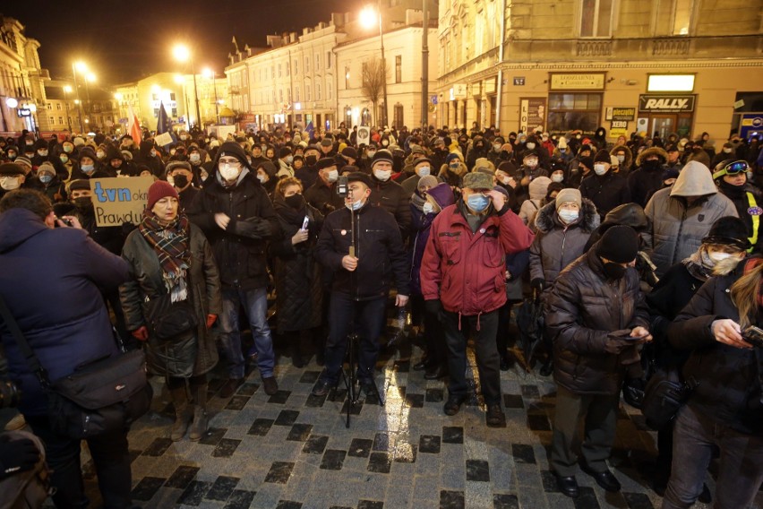 „Veto! Wolne media. Wolni ludzie. Wolna Polska”. W Lublinie protestowali przeciwko tzw. ustawie „lex TVN”. Zobacz zdjęcia