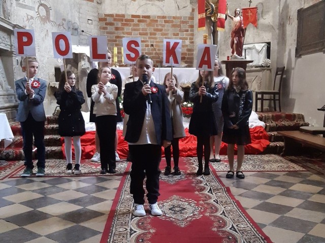 Uczniowie Samorządowej Szkoły Podstawowej w Dobiesławicach w pięknym montażu słowno-muzycznym przybliżyli zebranym zdarzenia sprzed 232 lat.