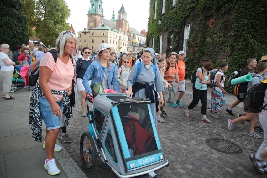 Kraków. Pielgrzymi tłumnie ruszyli na Janą Górę [ZDJĘCIA]