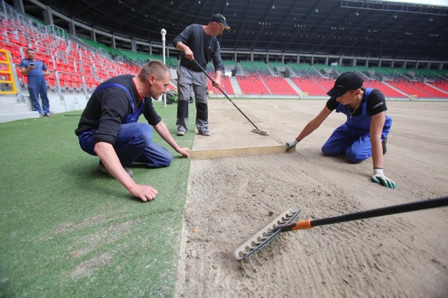 Stadion Miejski w Tychach - operacja wymiany murawy