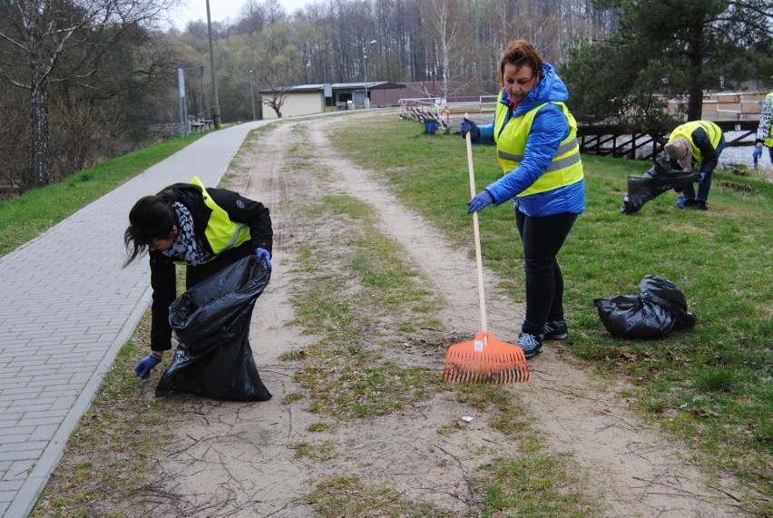 Ruszyła akcja sprzątania gminy Włoszczowa! Na pierwszy worek Klekot. Zobacz zdjęcia