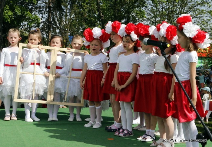 Majówka Przedszkolaków w Staszowie. Były pieśni patriotyczne i układy taneczne w wykonaniu dzieci [ZDJĘCIA]