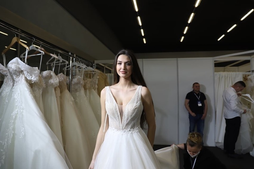Miss Polski 2020 Anna Maria Jaromin prezentuje suknię na Targach Ślubnych w Kielcach! Zobacz zdjęcia