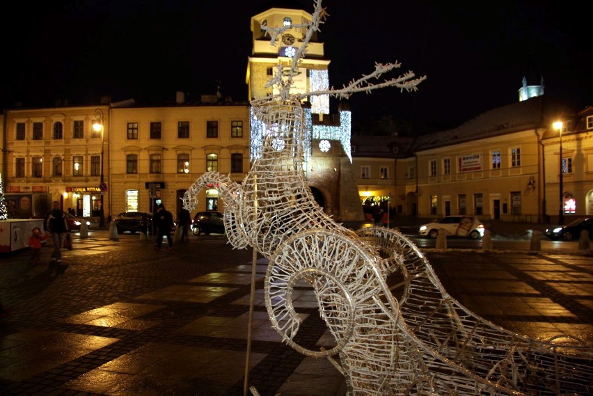 Wandale zniszczyli świąteczną iluminację przed lubelskim ratuszem