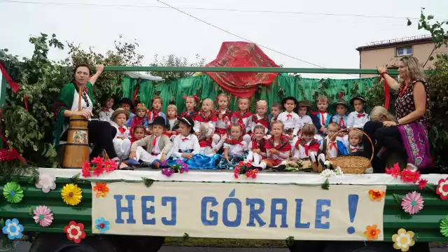 Tłumy na dożynkowym korowodzie w Godowie