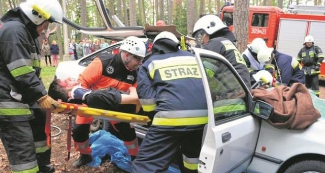 W Kujawsko-Pomorskiem strażaków-ochotników jest około 34 tysięcy. Z tego 12 tysięcy ochotników w OSP bierze udział w akcjach gaśniczych i ratunkowych. By móc podejmować takie interwencje, muszą odbyć 160 godzin szkolenia podstawowego oraz 64 godziny kursu medycznego. Wszystko by móc śpieszyć na pomoc z narażeniem własnego życia. I nikt im za to nie płaci.