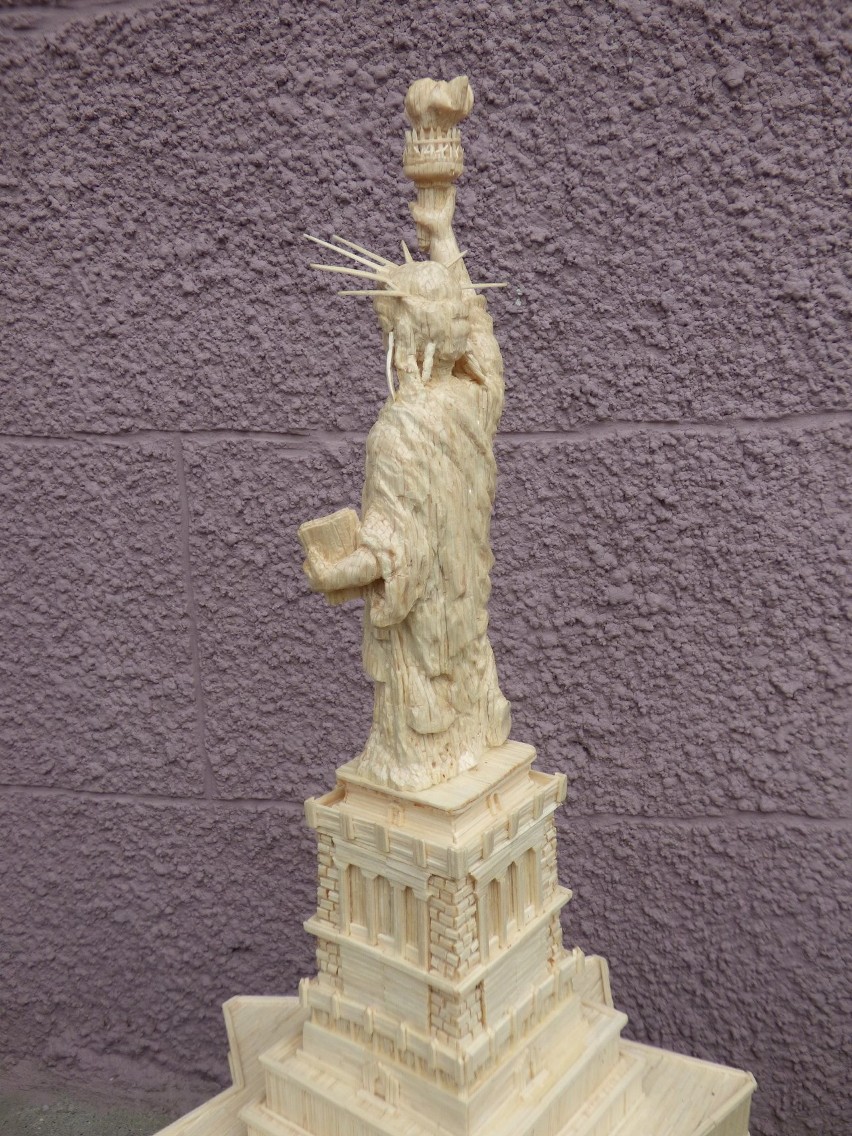 Statua Wolności wykonana z 20 tys. zapałek przez Mariana...
