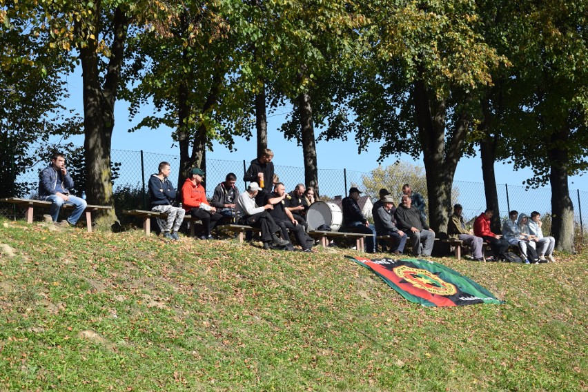 Handzlówka (zielone stroje) przegrała w Jaworniku Polskim z...