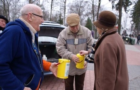 Kwestowali: między innymi Jerzy Przyborowski, przewodniczący Społecznego Komitetu i Janusz Wieczorek, wiceprzewodniczący.