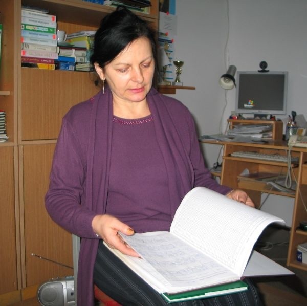 Danuta Serafin, dyrektor Zespołu Szkół w Cyganach w gminie Nowa Dęba z uwagą przegląda oceny gimnazjalistów, które jej zdaniem są bardzo dobre i nie pokrywają się ze słabymi wynikami z testów, jakie osiągnęli jej uczniowie.