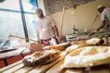 Piekarnia ormiańsko-gruzińska od środka. Zobaczcie, jak powstają pyszne wypieki [wideo, zdjęcia]