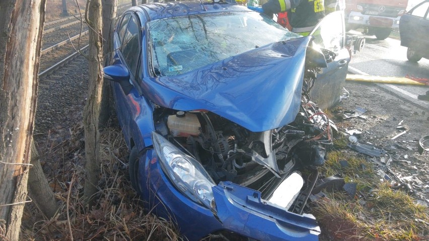 Wypadek w gminie Skawina. Czołowe zderzenie na drodze krajowej. Trzy osoby ranne