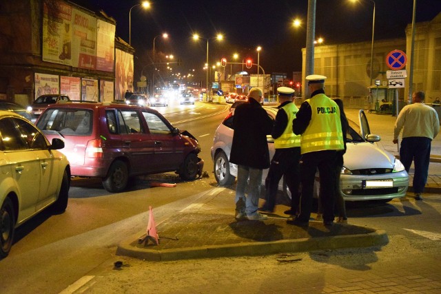 Do kolizji doszło w czwartek, 16 marca, przy zielonogórskiej galerii handlowej Focus Mall. W wypadku uczestniczyły dwa auta. Jadący samochodem mazda uderzył w skręcającego forda. Do kolizji doszło przy wjeździe do galerii Focus Mall od strony ul. Wrocławskiej około godz. 19.00. Na szczęście nikomu nic się nie stało. Kobieta kierująca fordem, jako sprawca została ukarana mandatem w wysokości 300 zł.Zobacz też: Kierowca zauważa pieszego w ostatniej sekundzie!