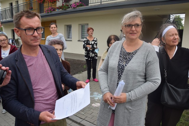 Petycję, którą podpisało 60 mieszkańców do prezydenta złoży Łukasz Kowarowski (po lewej). - Prosimy, by pan prezydent wysłuchał naszych próśb - uzupełnia Żaneta Makowska (po prawej)