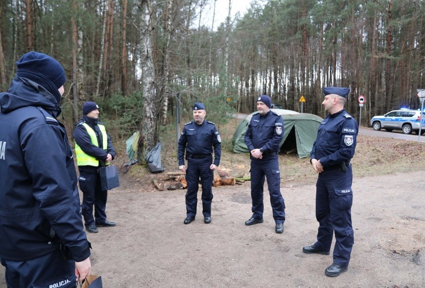 Mazowieccy policjanci pełnią służbę na granicy polsko - białoruskiej. Odwiedził ich komendant wojewódzki