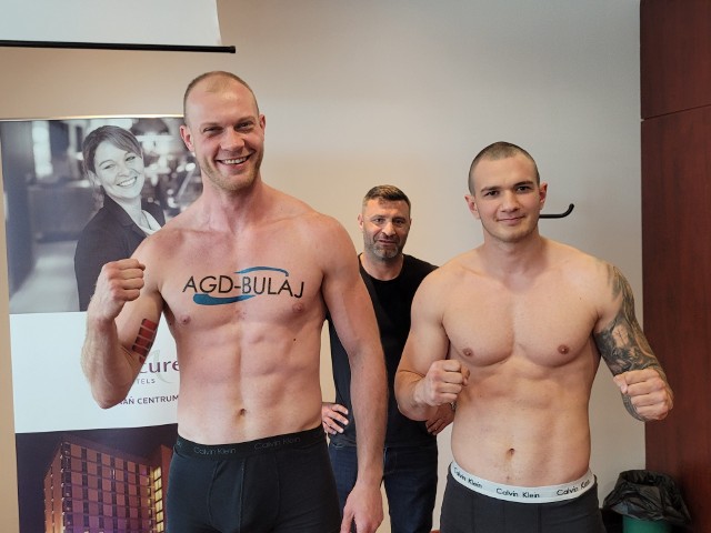 To kolejna edycja cyklu Extra Fight Night organizowana przez Krzysztofa Chudeckiego (na zdjęciu z tyłu). Z lewej Adam Kosut, a z prawej Konrad Piechaczek. Zobacz zdjęcia z oficjalnego ważenia.