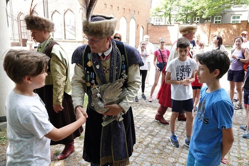 Mikołaj Trzaska, syn Marka i wnuk Tadeusza, małym królem kurkowym. Zwycięzca zawodów ćwiczy capoeirę i pasjonuje się historią Bractwa