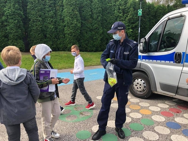 Policjanci w akcji bezpieczna droga do szkoły