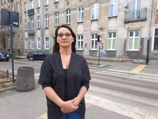 Lokatorzy kamienicy przy alei 1 Maja 35 założyli stowarzyszenie i wygrali w sądzie. Na zdjęciu Joanna Rosińska, członkini Zarządu Stowarzyszenia Lokatorów Kamienicy przy alei 1. Maja 35.  Więcej na kolejnych zdjęciach