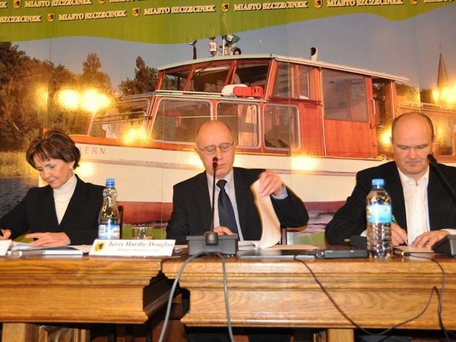 Burmistrz Jerzy Hardie-Douglas (w środku) podpisuje porozumienie z członkami zarządu Kronospanu Joanną Jodłowską i Krzysztofem Aleksandrowiczem.