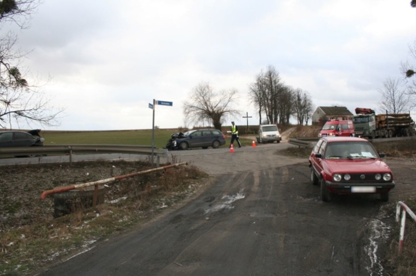 Zderzenie trzech samochodów w Przysiersku. Jedna osoba w szpitalu