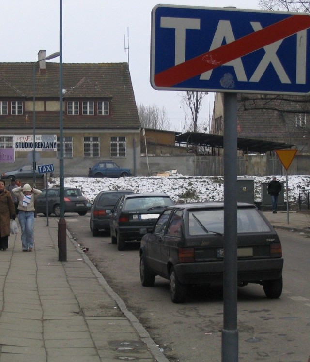 Na ulicy Mickiewicza, w wyznaczonym dla taksówek miejscu, parkują inne samochody. Tutaj taksówkarze nie chcą stać, bo podobno nie jest to dobre miejsce na postój taksówek.
