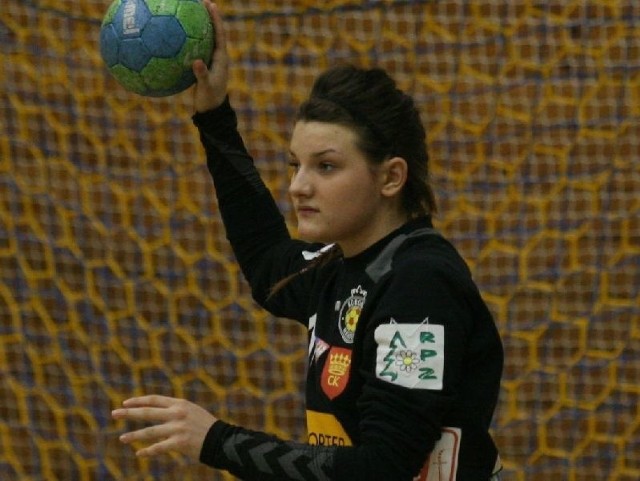 Bramkarka Aleksandra Januchta jest na razie jedyną zawodniczką pozyskaną przez Koronę Handball Kielce. Działacze naszego klubu chcą sprowadzić jeszcze dwie rozgrywające.