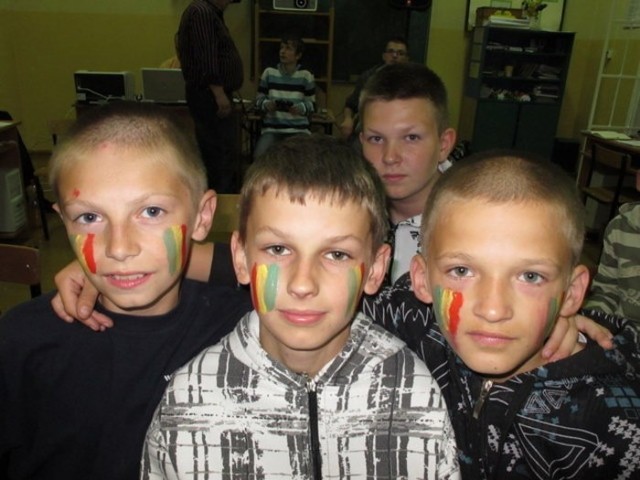 14 czerwca, Bebelno. Grupa najmłodszych kibiców z wymalowanymi na policzkach flagami drużyn grających w mistrzostwach robiła wrażenie.