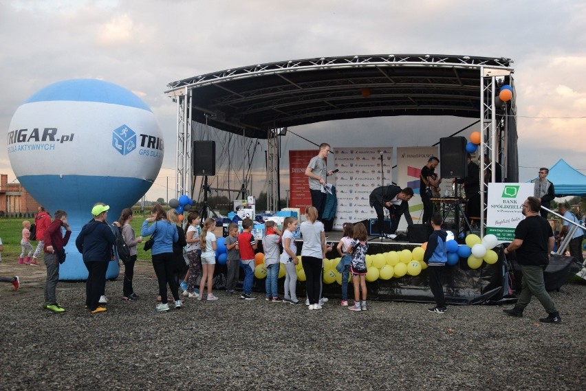 Biegli w pobiednickim półmaratonie, żeby pomóc zarobić na leczenie dla chorych osób [ZDJĘCIA]