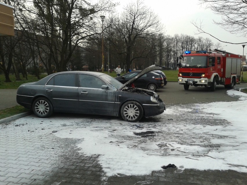 Wrocław: Pożar samochodu osobowego na ul. Legnickiej (ZDJĘCIA)