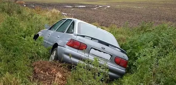 Ford eskort wylądował w rowie, kiedy kierujący nim mężczyzna próbował uciec policji.