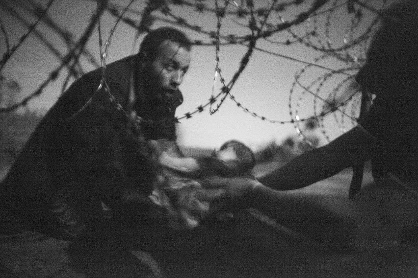 Zdjęciu Roku 2015 - Fotografia uchodźcy z małym dzieckiem...