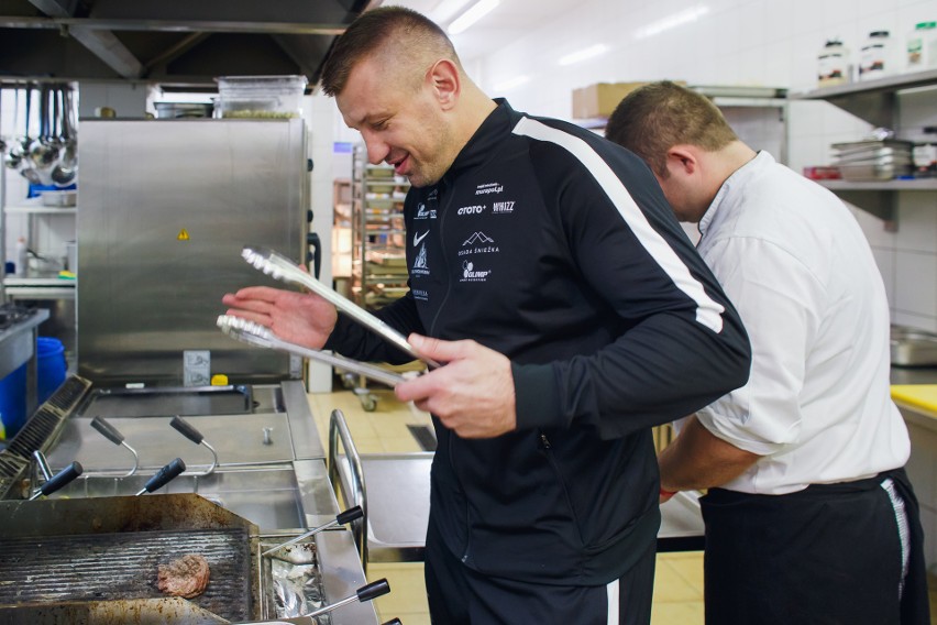 Adamek trenuje i smaży steki na Dolnym Śląsku