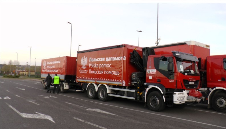 Krajowa Administracja Skarbowa odprawiła na przejściu granicznym w Kuźnicy konwój z pomocą humanitarną dla Białorusi (zdjęcia,video)