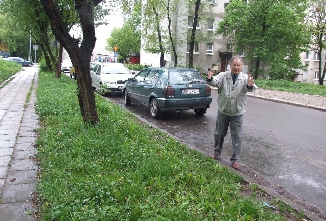 - Proponuję, żeby samochody parkowały pod kątem do ulicy &#8211; pokazuje Stanisław Siek.