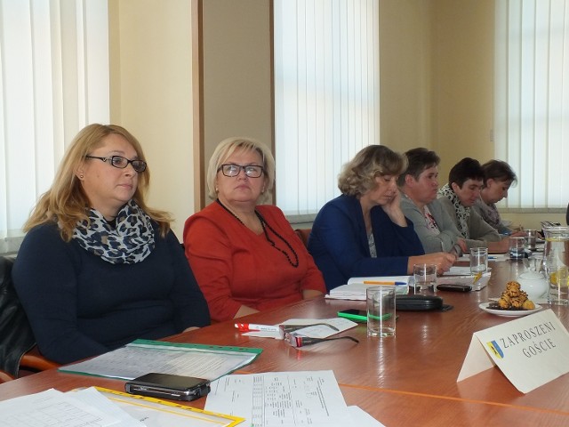 Dyrektorzy szkół z gminy Mirzec wysłuchali radnych nie zabierając głosu.