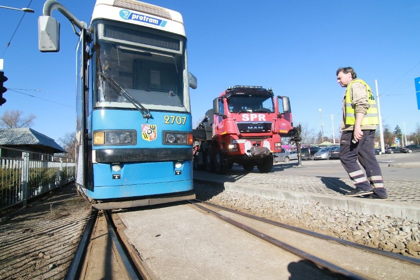 Tramwaj wykoleił się na pętli Oporów. Zablokowany przejazd (ZDJĘCIA)