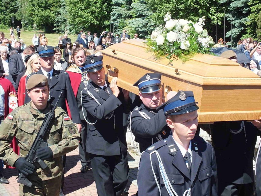 Na pogrzebie trumnę z ciałem księdza infułata Czesława Wali...