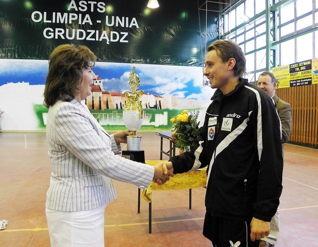 Bardzo szczęśliwy Paweł Chmiel odbiera główne trofeum - puchar z rąk wiceprezydent Grudziądza Marioli Sokołowskiej.