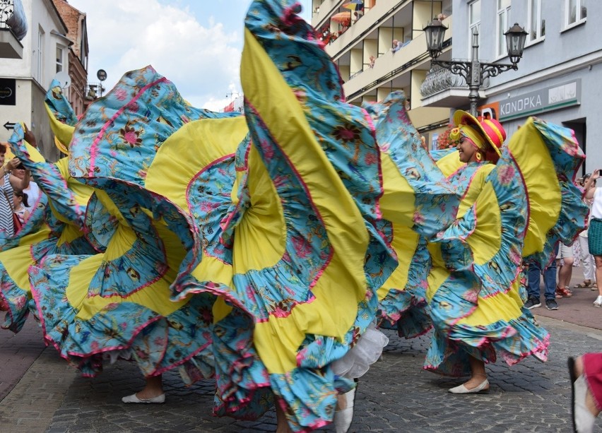 Gorlice. Festiwal Świat pod Kyczerą. Przez miejski deptak przeszedł barwny korowód artystów z różnych stron świata