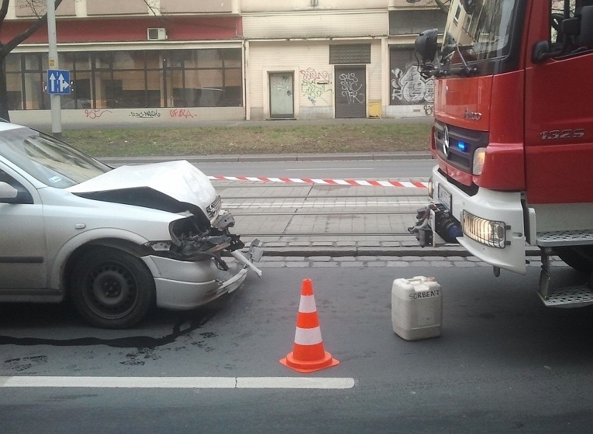 Wrocław: Wypadek na Piłsudskiego. Zderzyły się trzy samochody (ZDJĘCIA)