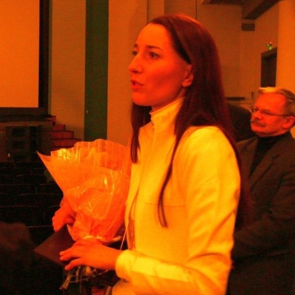 Agata Steczkowska tuż po otrzymaniu tytułu ambasadora Stalowej Woli z kwiatami i specjalnym dyplomem.