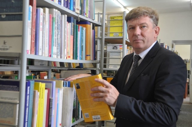 Dyrektor biblioteki Dariusz Kowalczyk planuje wymienić kilkudziesięcioletnie regały, na których znajduje się księgozbiór.