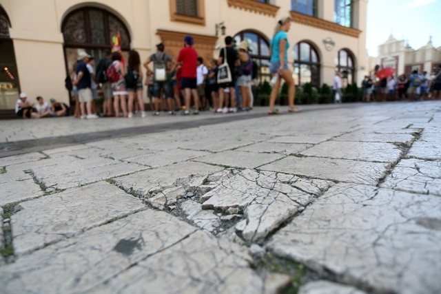 Kostka wapienna na placu Mariackim od wielu lat jest w fatalnym stanie. W końcu zostanie wymieniona