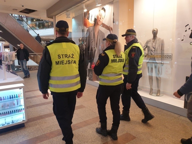 Koronawirus Łódź. Straż miejska w Łodzi będzie patrolować galerie handlowe i legitymować uczniów i studentów