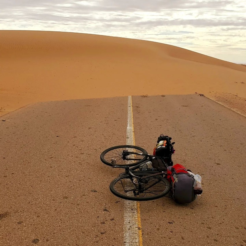 Nie lubi zimy, więc objechał rowerem Saharę. Niezwykła...