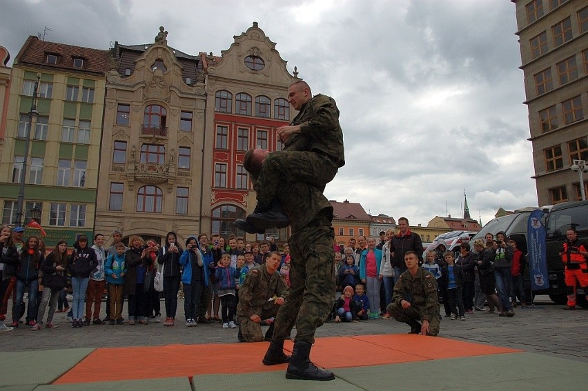 Pokazy sztuk walki i sprzętu ratowniczego w Rynku (ZDJĘCIA)