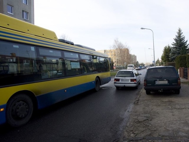 Zarząd Dróg Miejskich twierdzi, że nie zlikwiduje parkingów przy ul. Norwida, bo samochody i autobusy mogą się tam minąć. 