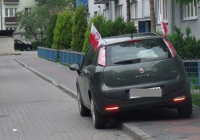 Są i tacy, którzy kibicują podwójnie.  A Ty co sądzisz o tym szale na oflagowanie?  Zapraszamy do dyskusji na naszym forum. 