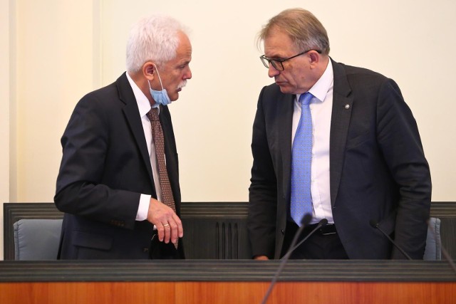Andrzej Jaroch (po prawej), komentuje dla nas  wniosek KO o odwołanie go z funkcji przewodniczącego.